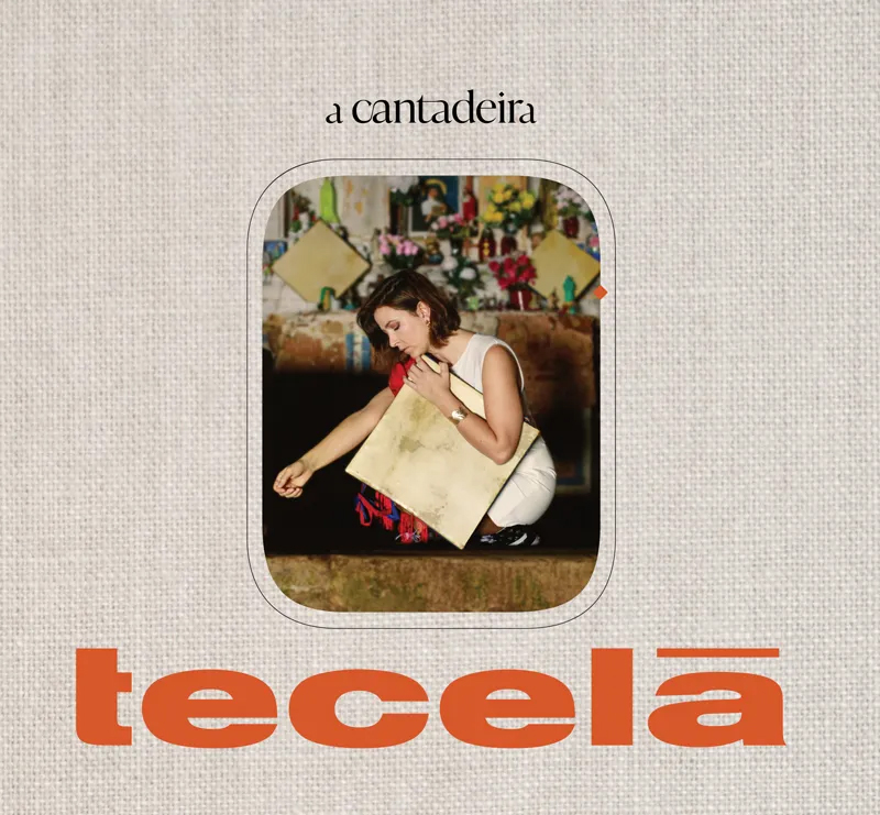 A Cantadeira - Tecela. Portada del disco. La cantante agachada, sujetando un pandero cuadrado.