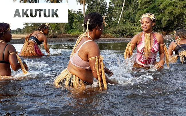 mujeres del grupo Akutuk tocando percusión con el agua
