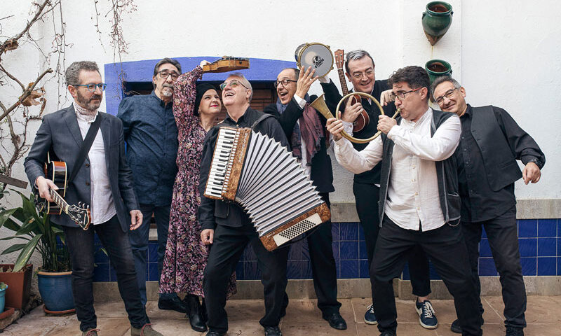 Aljibe. Foto del grupo con sus instrumentos musicales.