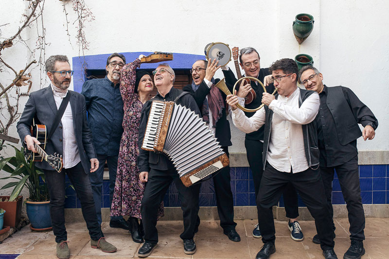 Aljibe. Foto del grupo con sus instrumentos musicales.