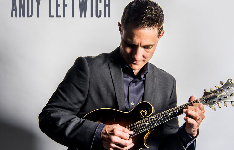 Andy Leftwich Behind The 8 Ball portada del sencillo. Andy tocando la mandolina.