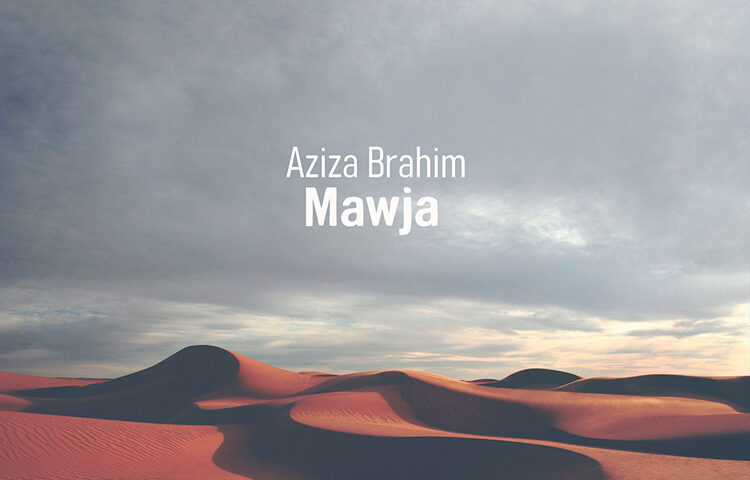 Aziza Brahim – Mawja. Portada del disco. Una foto del desierto.
