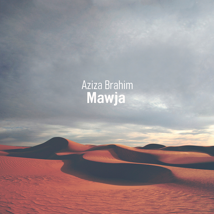 Aziza Brahim – Mawja. Portada del disco. Una foto del desierto.