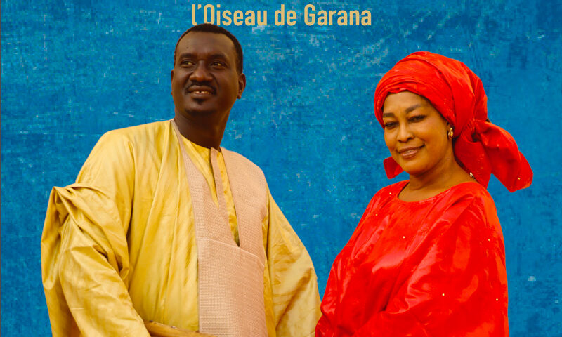 Bassekou Kouyaté & Amy Sacko – Djudjon, portada del disco. Foto de los dos artistas sobre un fondo azul.