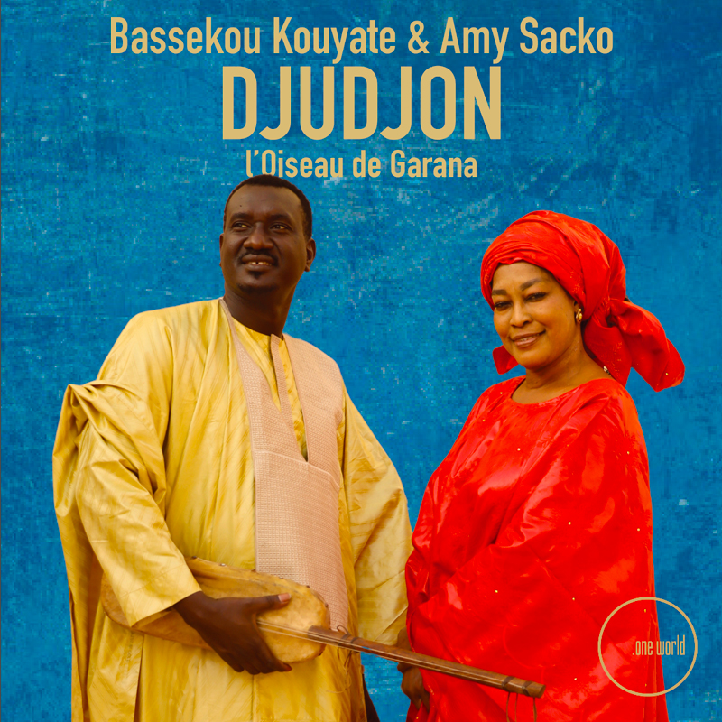 Bassekou Kouyaté & Amy Sacko – Djudjon, portada del disco. Foto de los dos artistas sobre un fondo azul.