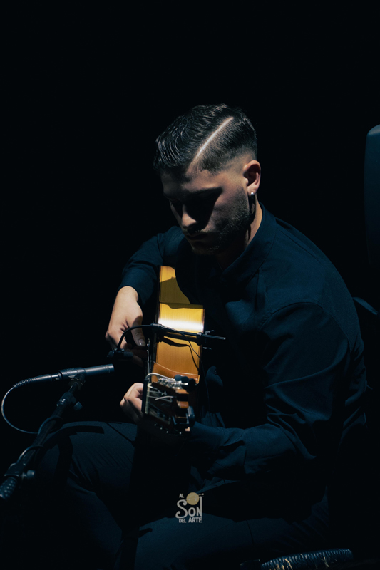 José Quevedo “José del Bolita” tocando la guitarra.