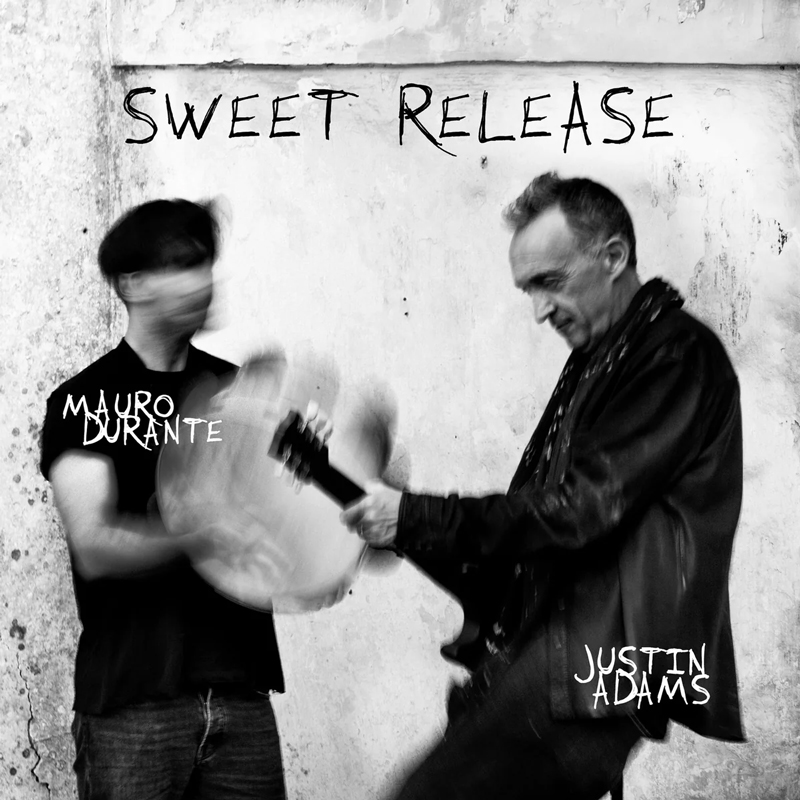 Justin Adams & Mauro Durante – Sweet Release. OPortada del disco. Una foto en blanco y negro de los dos artistas.