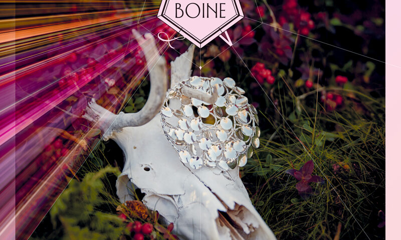 Mari Boine – Alva . Portada del disco. Tiene varios eementos como flores y un esqueleto del cráneo de un reno.