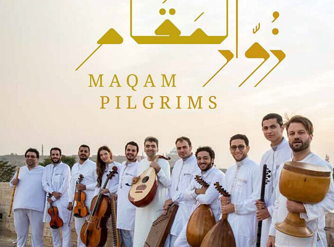 Mustafa Said & Asil Ensemble – Maqam Pilgrims portada del disco. Foto del conjunto sujetando sus instrumentos musicales..