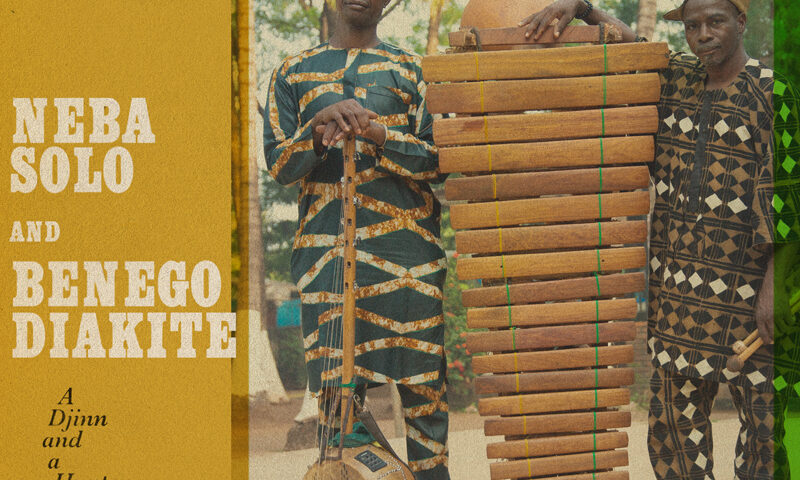 Neba Solo & Benego Diakité – A Djinn and a Hunter Went Walking. Portada del disco. Una foto de los dos músicos de pie sujetando sus instrumentos musivales, en un jardin.