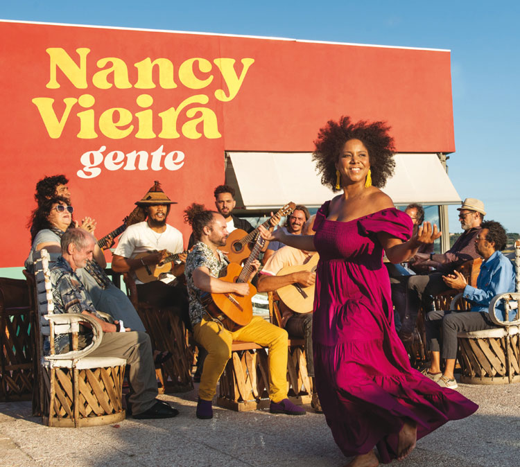 Portada del disco Gente de Nancy Vieira. Muestra a Nancy bailando en la calle con varios músicos.