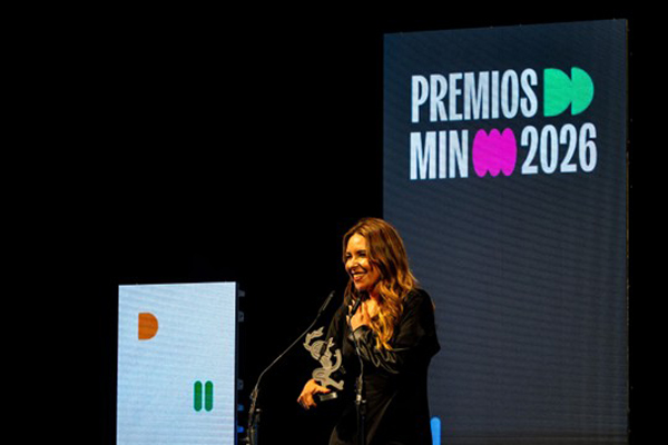 Rocío Márquez recogiendo el galardón en la gala. Fotografía Premios MIN, Daniel Vázquez.