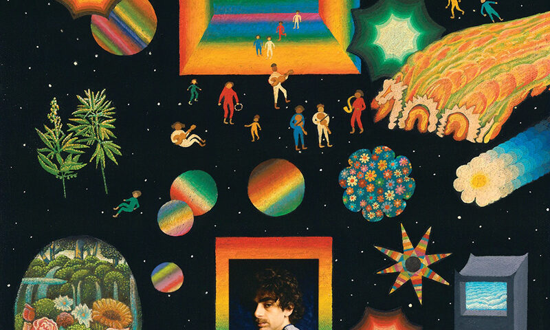 La portada muestra un universo imaginario sobre un fondo negro repleto de planetas coloridos, figuras humanas diminutas y formas geométricas brillantes. Un retrato del artista aparece dentro de un marco de arcoíris en el centro inferior, rodeado por escenas naturales, un piano y elementos de paisajes oníricos.