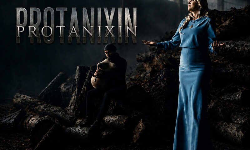 Stella Papalamprou — Protanixin. Foto e la cantante con vestido azul, dentro de un almacen.