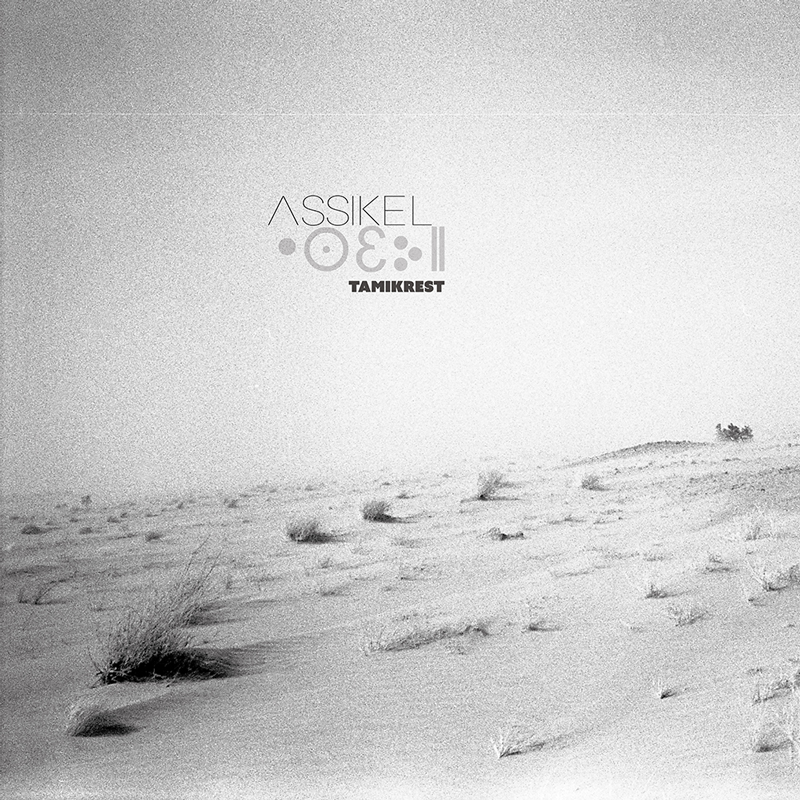 Tamikrest – Assikel. Portada dl disco. Una imagen en blanco y negro del desierto.