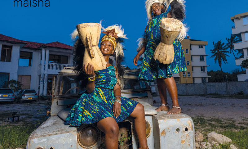 The Zawose Queens – Maisha portada del disco. Foto de las dos artistas subidas encima de un Land Rover oxidado.