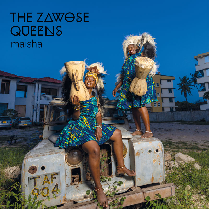 The Zawose Queens – Maisha portada del disco. Foto de las dos artistas subidas encima de un Land Rover oxidado.