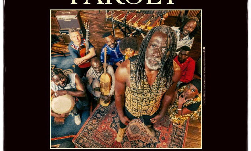 Cartel de la gira de Tiken Jah Fakoly. Foto de Tiken Jah Fakoly y sus músicos.