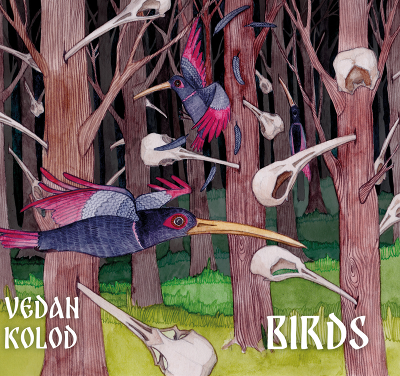 Portada del album Birds (pájaros) de Vedan Kolod. Ilustración con pájaros de colores azul, rojo y morado, volando en un bosque. También hay esqueletos de cabezas de aves flotando.