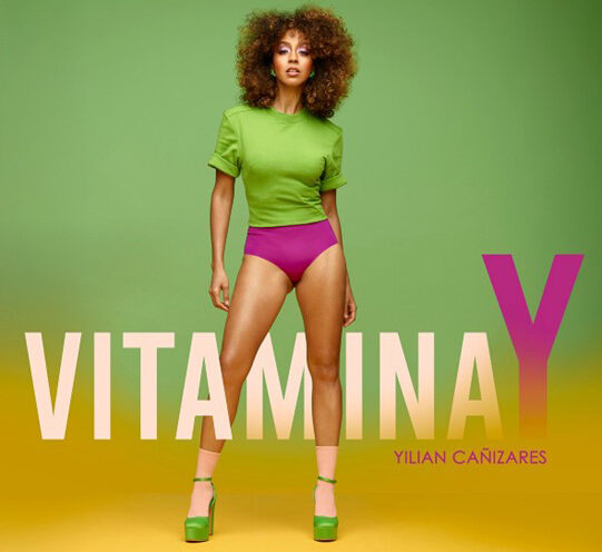 Yilian Cañizares - Vitamina Y. Portada del disco. Yilian con camiseta verde y bikini rosa.