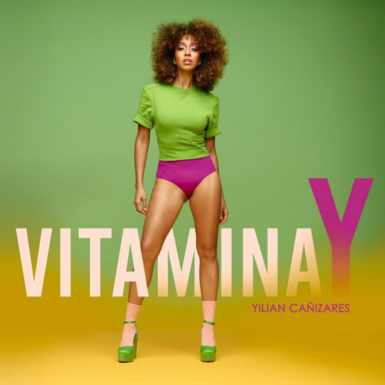 Yilian Cañizares - Vitamina Y. Portada del disco. Yilian con camiseta verde y bikini rosa.